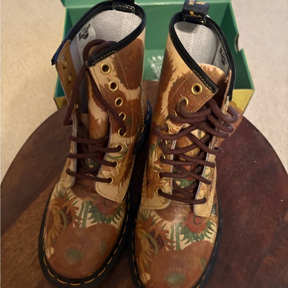 Doc MartensxNational Gallery Van Gogh Sunflower Print Boots Women’s Size 5 - Picture 2 of 12